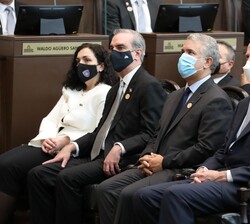 Don Felipe acompañado por los Jefes de Estado asistentes a la ceremonia 